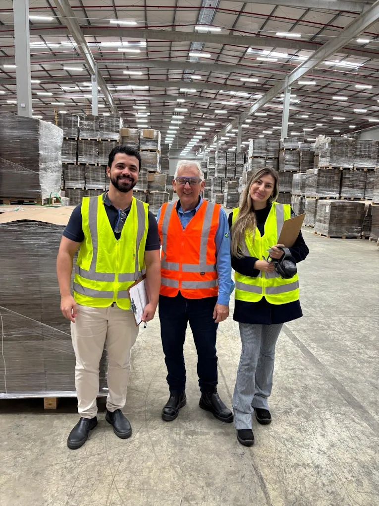 Equipe LS Gestão em ambiente industrial e logístico