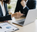 Profissionais avaliando uma consultoria ISO 9001